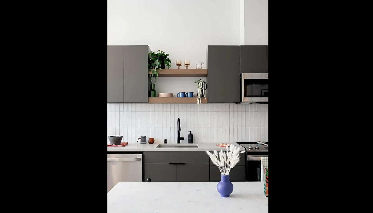 Selbstklebende Farbe - RAL 6015 Schwarzoliv - temporäre tapetenähnliche Farbe für jede glatte Oberfläche - offRAL™