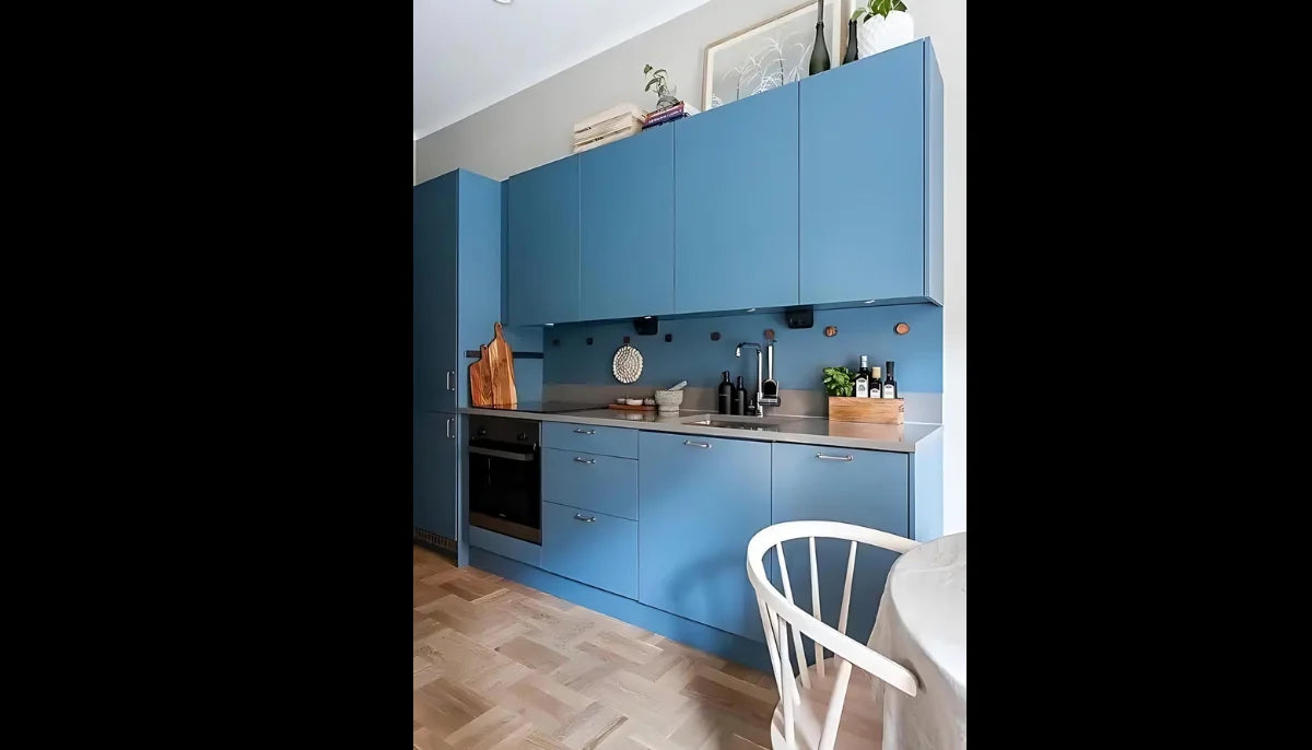 Selbstklebende Farbe - RAL 5024 Pastellblau - temporäre tapetenähnliche Farbe für jede glatte Oberfläche - offRAL™