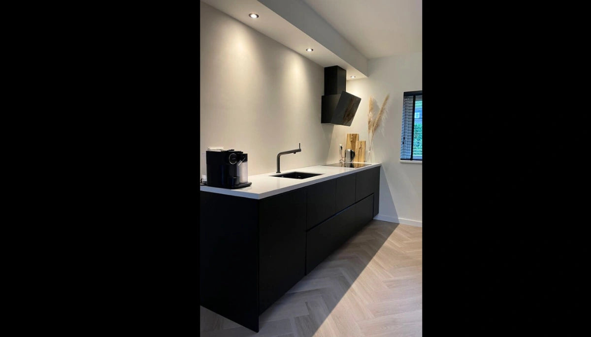 Abziehbare Farbe - RAL 8022 Schwarzbraun - superleicht zu entfernende Farbe für jede glatte Oberfläche - offRAL™