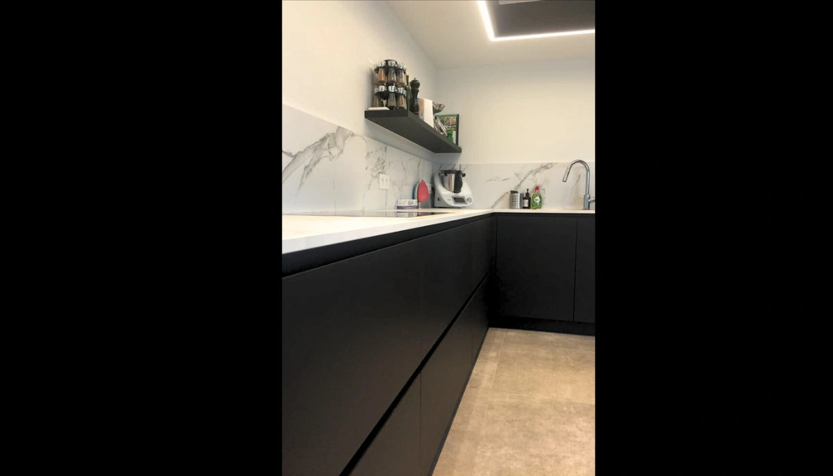 Abziehbare Farbe - RAL 8022 Schwarzbraun - superleicht zu entfernende Farbe für jede glatte Oberfläche - offRAL™