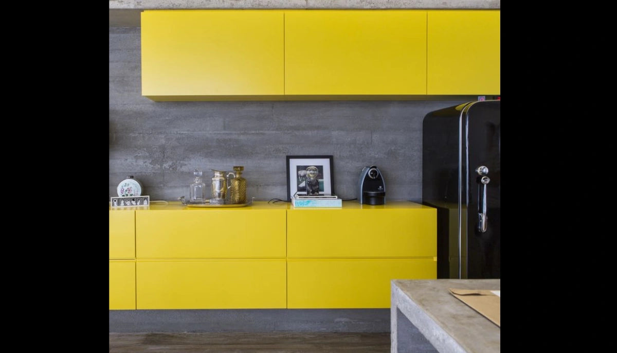 Selbstklebende Farbe - RAL 1016 Schwefelgelb - temporäre tapetenähnliche Farbe für jede glatte Oberfläche - offRAL™