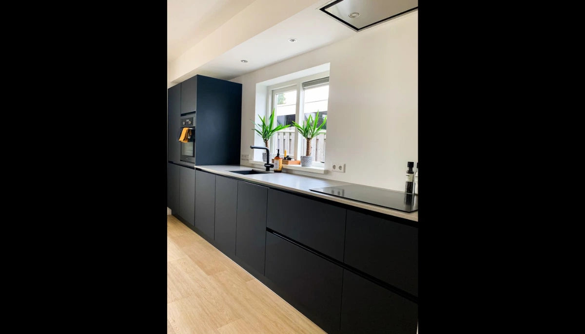 Selbstklebende Farbe - RAL 9017 Verkehrsschwarz - temporäre tapetenähnliche Farbe für jede glatte Oberfläche - offRAL™