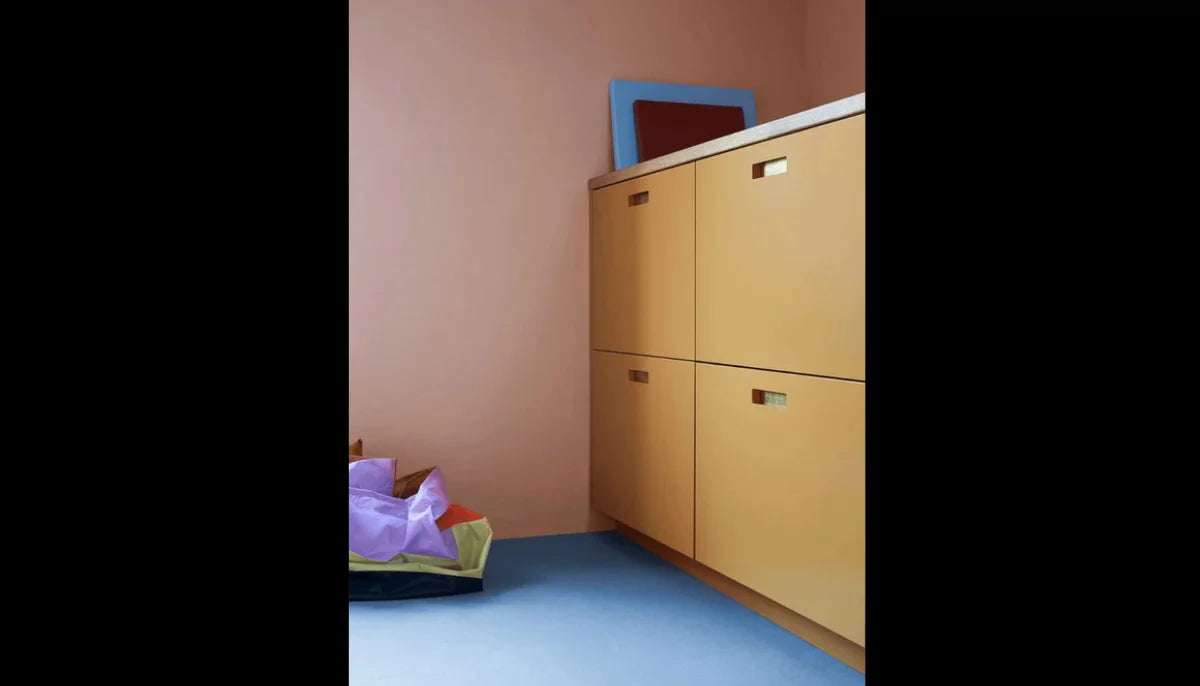 Abzieh- und Klebefarbe – RAL 1002 Sandgelb – vorübergehend mieterfreundliche, tapezierähnliche Farbe – offRAL™