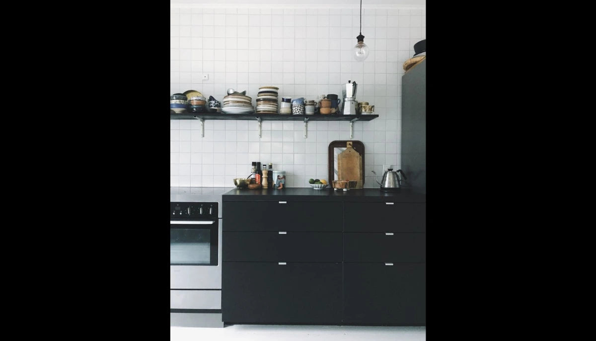 Selbstklebende Farbe - RAL 9017 Verkehrsschwarz - temporäre tapetenähnliche Farbe für jede glatte Oberfläche - offRAL™