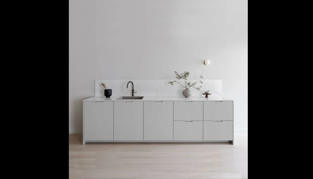 Kontaktfarbe - RAL 7047 Telegrau 4 - Airbnb-freundliche Farbe für jede glatte Oberfläche - offRAL™