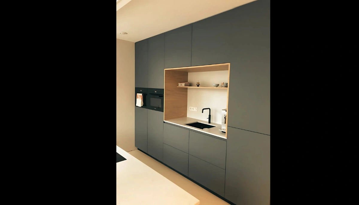 Selbstklebende Farbe - RAL 7009 Grüngrau - temporäre tapetenähnliche Farbe für jede glatte Oberfläche - offRAL™