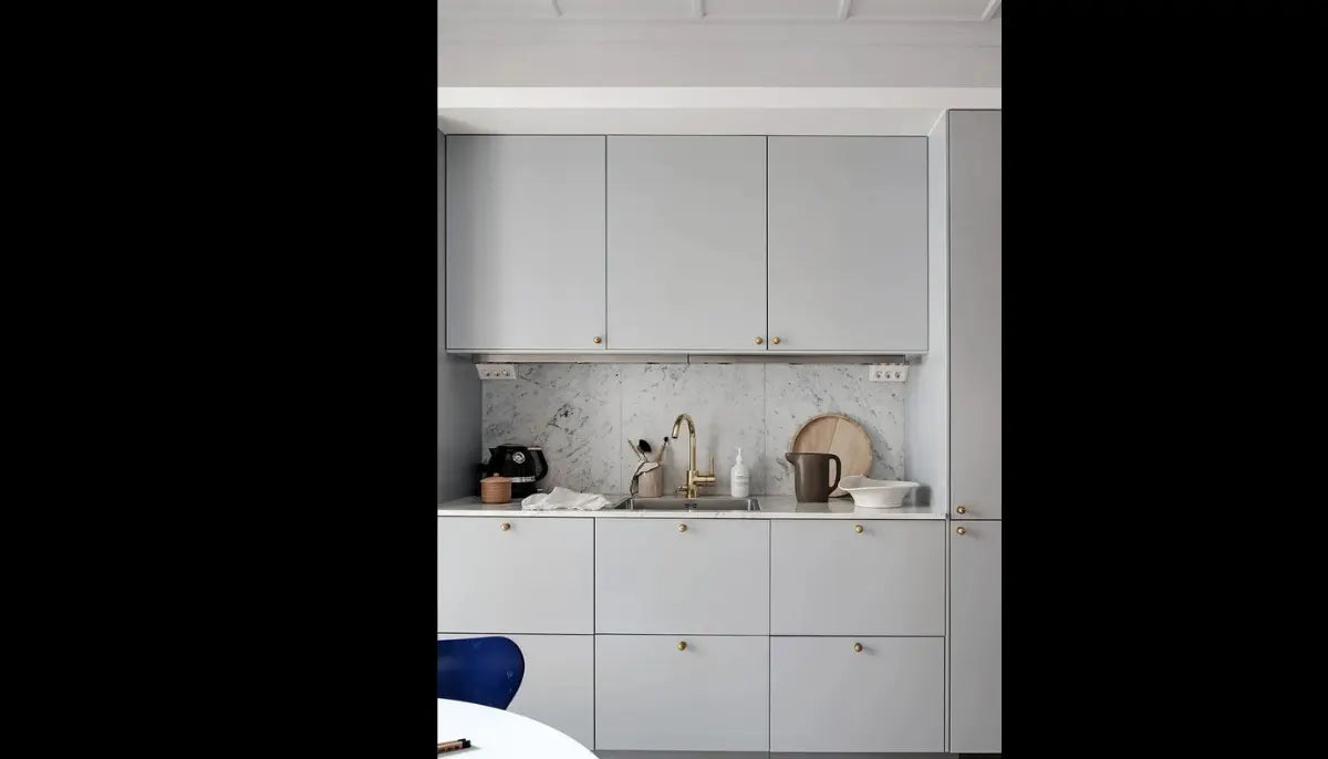 Temporäre Farbe - RAL 7035 Lichtgrau - für Schränke, Arbeitsplatten, Wände, alle glatten Oberflächen - offRAL™